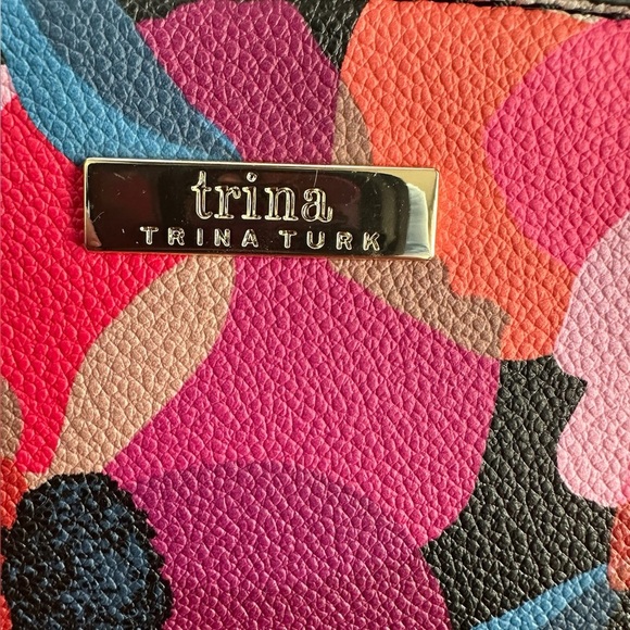 🌸 Stunning Trina Turk Floral on Black Crossbody Bag - NWT🌸 - Picture 2 of 12